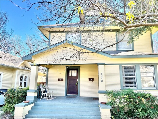 210 S Rosemont Ave, Unit A in Dallas, TX - Foto de edificio - Building Photo