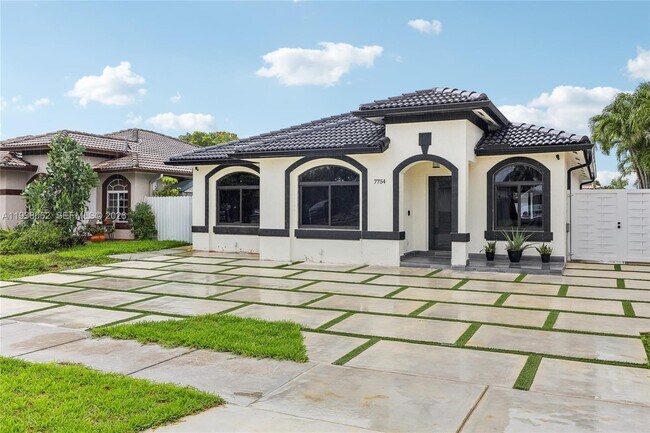 7754 NW 201st Terrace in Hialeah, FL - Building Photo - Building Photo