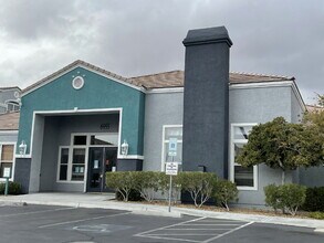 6955 N Durango Dr in Las Vegas, NV - Foto de edificio - Building Photo