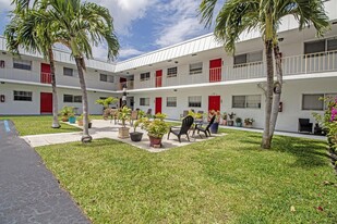 402 Lake Shore Dr, Unit 101 in West Palm Beach, FL - Building Photo