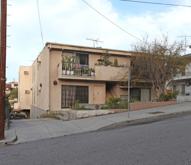 1325 Sutherland St in Los Angeles, CA - Foto de edificio - Building Photo