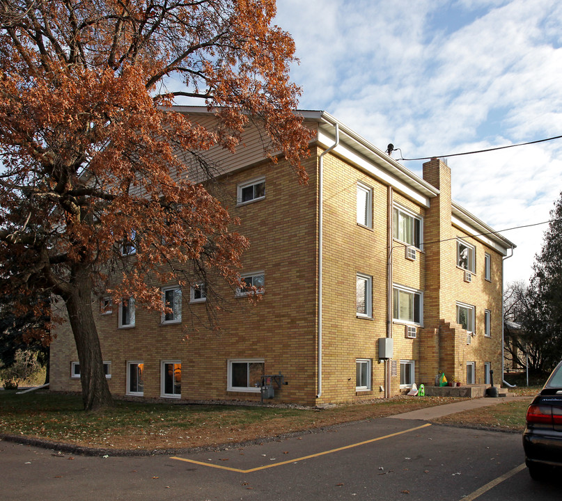 2220 South Ave E in North St. Paul, MN - Foto de edificio