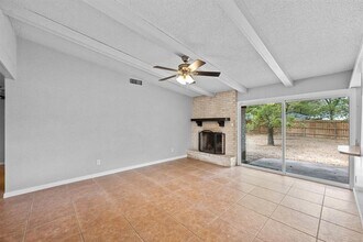 9502 Gambels Quail Dr in Austin, TX - Foto de edificio - Building Photo