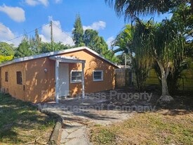 255 Hubbard Ave in North Fort Myers, FL - Building Photo