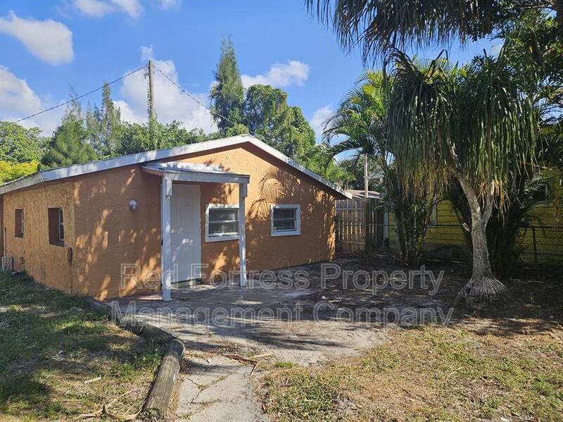 255 Hubbard Ave in North Fort Myers, FL - Building Photo