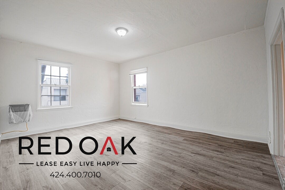 329 S Manhattan Pl in Los Angeles, CA - Building Photo