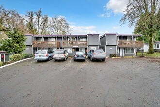 7582 SW Hunziker Rd in Portland, OR - Building Photo - Building Photo
