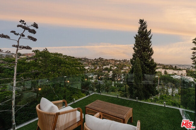 2261 Vasanta Way in Los Angeles, CA - Building Photo - Building Photo