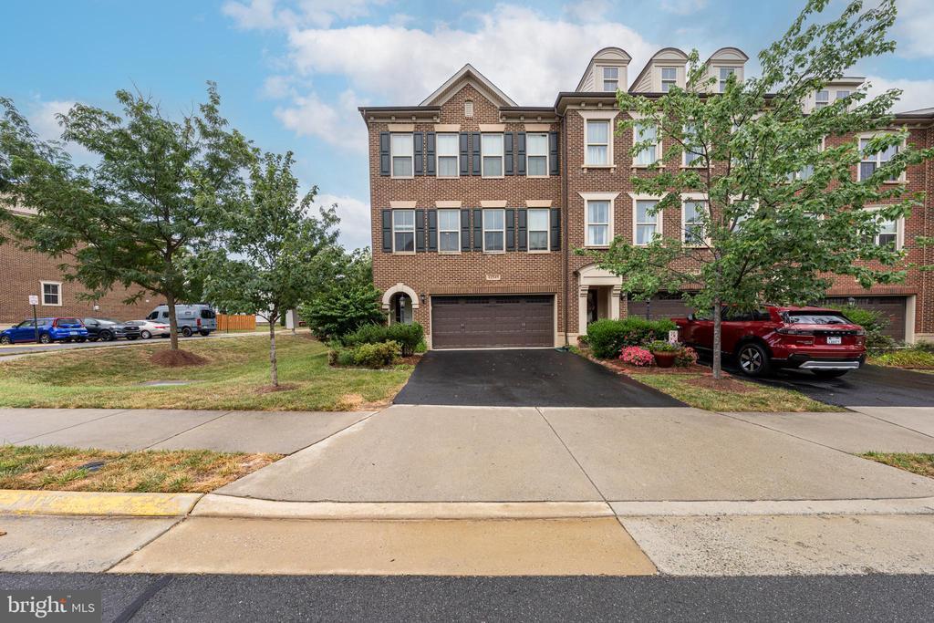 42541 Dreamweaver Dr in Ashburn, VA - Foto de edificio
