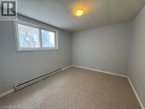 32 Ralgreen Crescent in Kitchener, ON - Building Photo - Building Photo