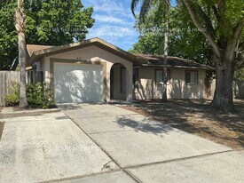 411 Brandywine Dr in Valrico, FL - Building Photo