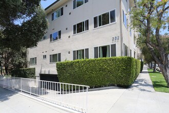 202 N Clark Dr in Beverly Hills, CA - Building Photo - Building Photo