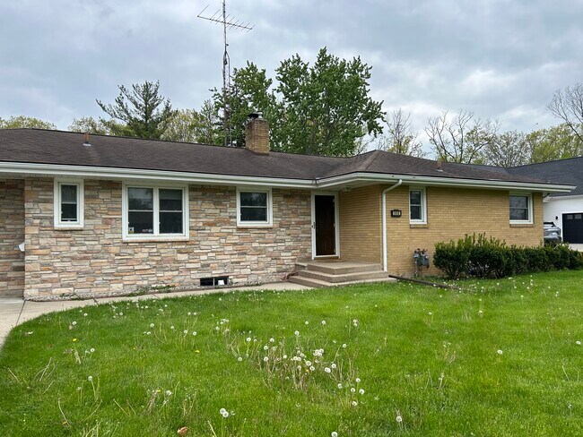 908 Saint Joseph Dr in St. Joseph, MI - Foto de edificio - Building Photo