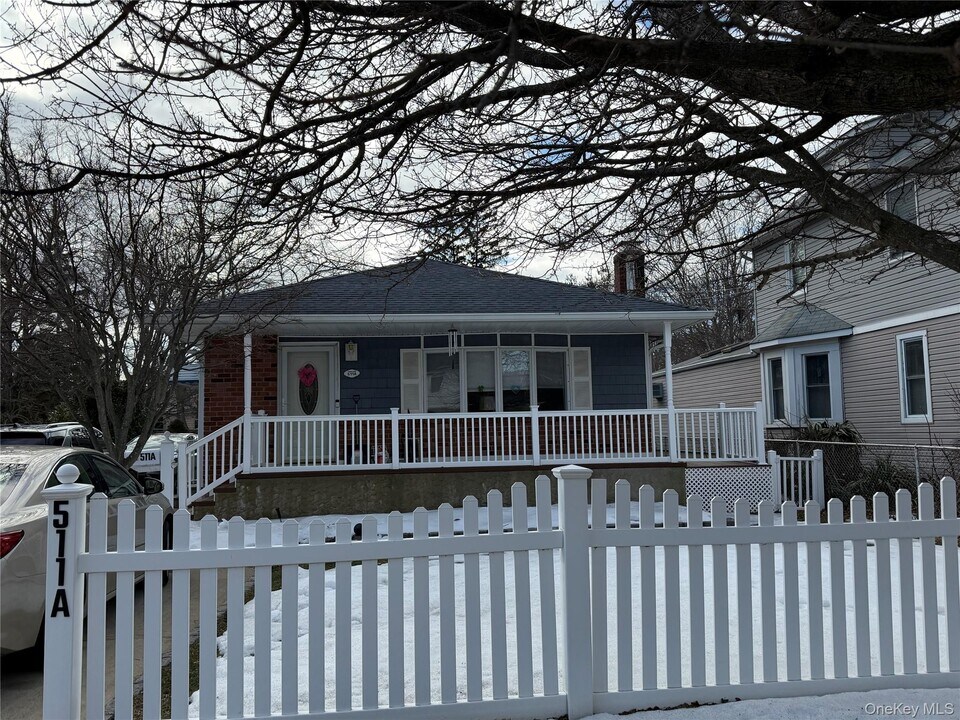 511A 6th St in East Northport, NY - Building Photo