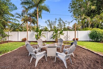 1255 Illinois Dr in Naples, FL - Foto de edificio - Building Photo
