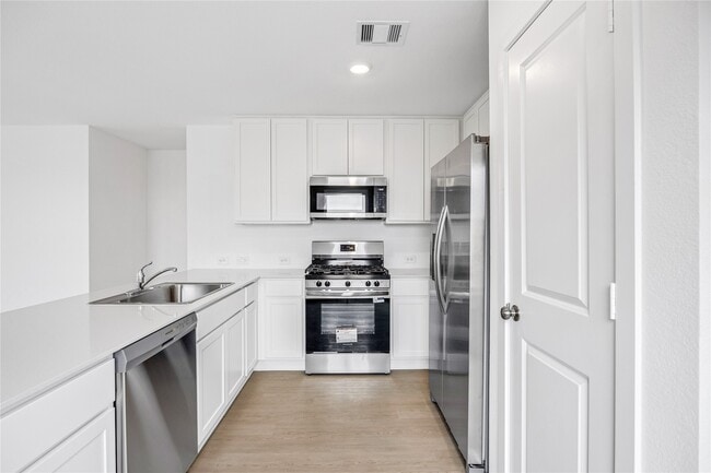 property at 915 Songbird Ln