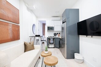 515 W 48th St in New York, NY - Foto de edificio - Building Photo