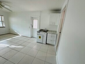 1330 N J Terrace in Lake Worth Beach, FL - Building Photo - Building Photo