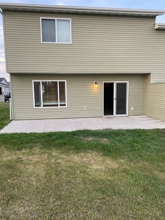 901 Bremner Ave in Bismarck, ND - Building Photo
