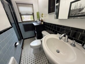 9 Reservoir Rd, Unit 1 in Chestnut Hill, MA - Building Photo - Building Photo
