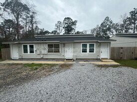 481 N Fairfield Dr in Pensacola, FL - Building Photo