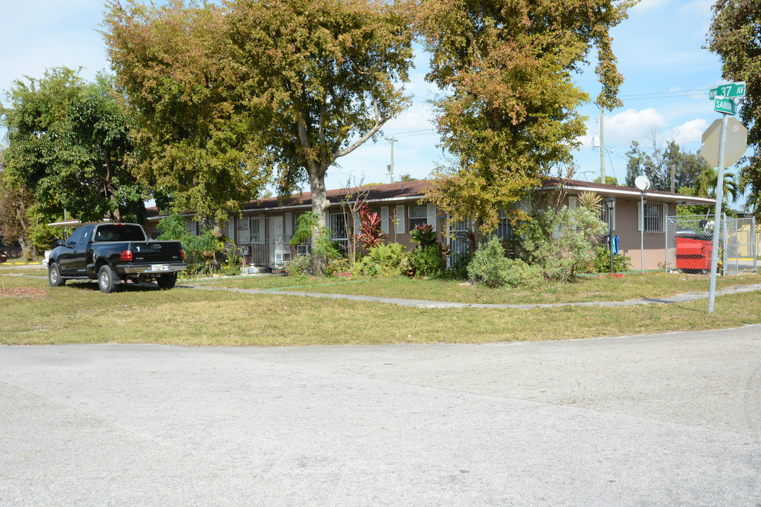 370 Douglas Rd in Opa Locka, FL - Foto de edificio