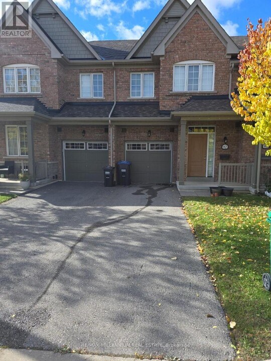92 Honeyview Trail in Brampton, ON - Building Photo