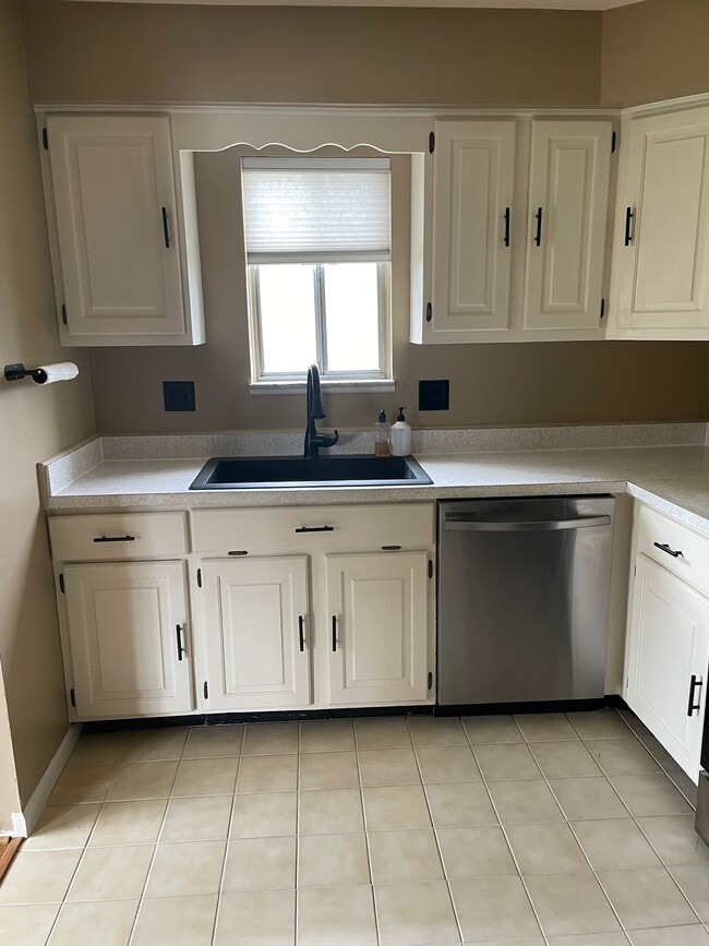 4113 Telegraph Rd, Unit B217 in Bloomfield Township, MI - Building Photo - Building Photo