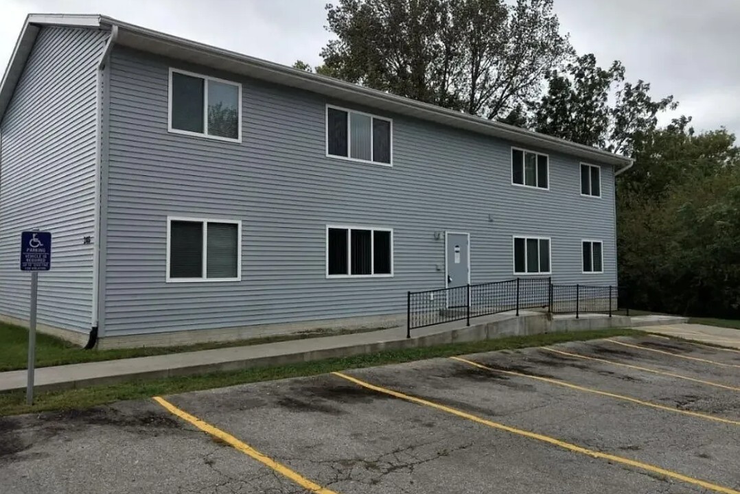 205 Pirie Dr, Unit 2 in Hiawatha, IA - Foto de edificio