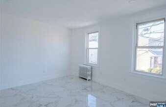 254 Hudson Pl, Unit 2 in Cliffside Park, NJ - Foto de edificio - Building Photo