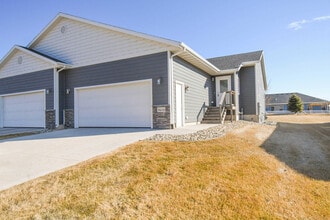 3616 S Outfield Cir in Sioux Falls, SD - Building Photo - Building Photo