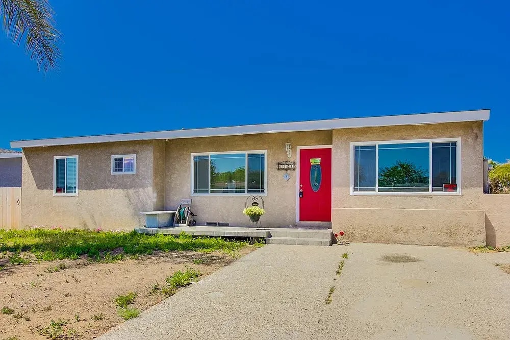 6824 Harvala St in San Diego, CA - Foto de edificio