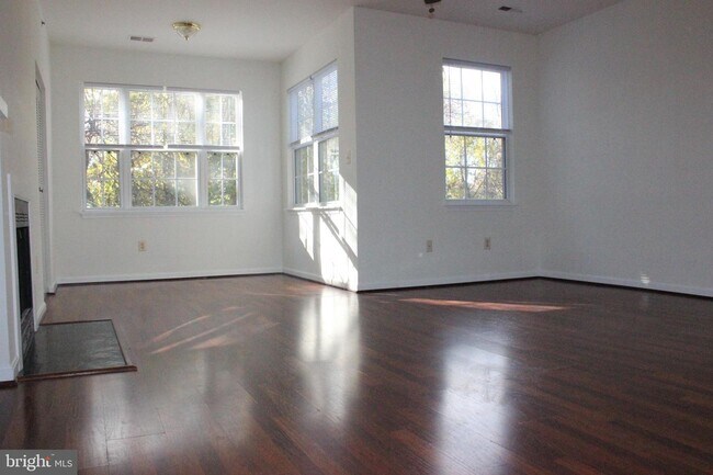 604 Rolling Hill Walk-Unit -201 in Odenton, MD - Building Photo - Building Photo