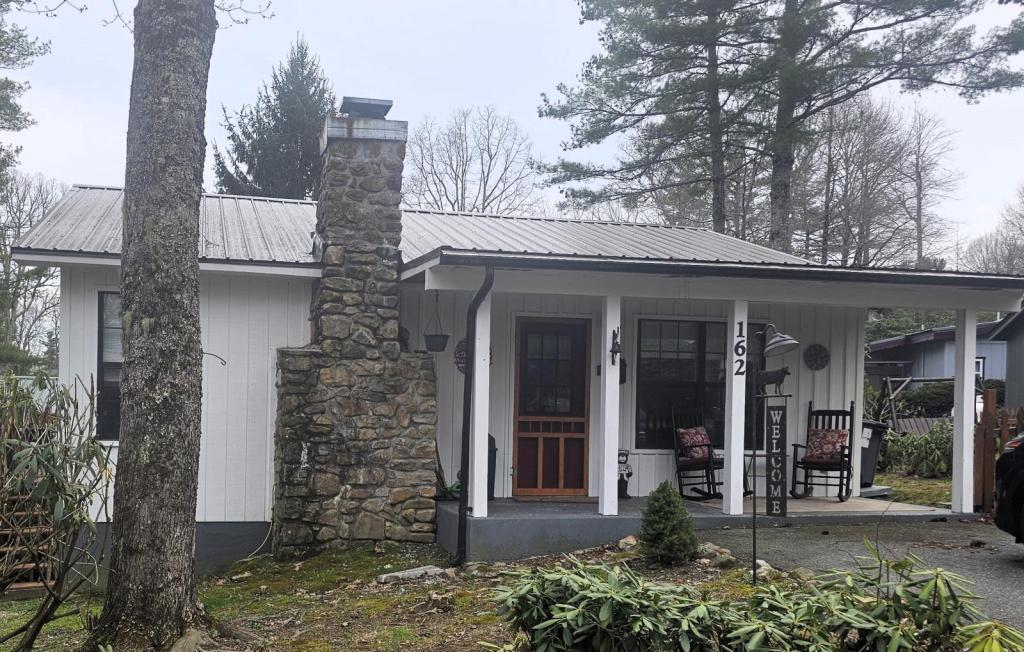 162 Black Pine Rd in Newland, NC - Foto de edificio