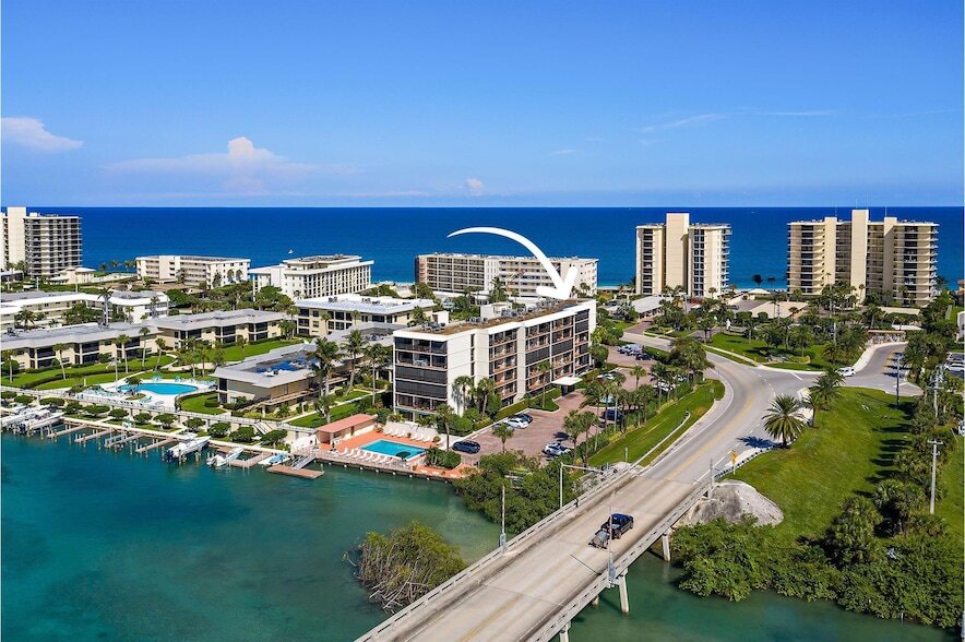 225 S Beach Rd, Unit 401 in Jupiter, FL - Building Photo