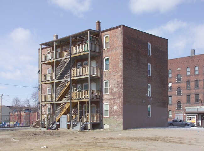 556 S Bridge St in Holyoke, MA - Foto de edificio - Building Photo