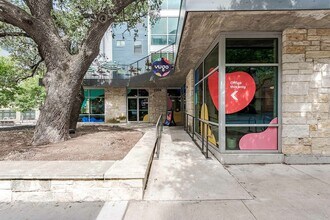 Yugo Austin Corner in Austin, TX - Foto de edificio - Building Photo