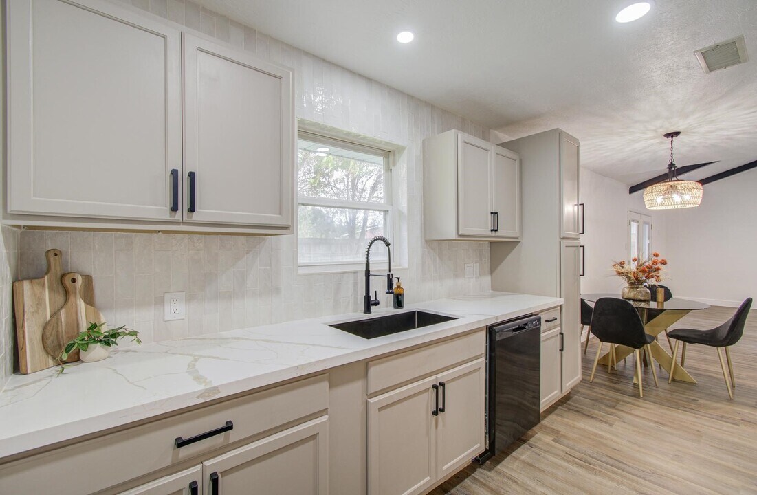 9923 Antrim Ln in La Porte, TX - Building Photo