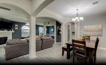 6439 W Linpar Ct in Houston, TX - Building Photo - Building Photo