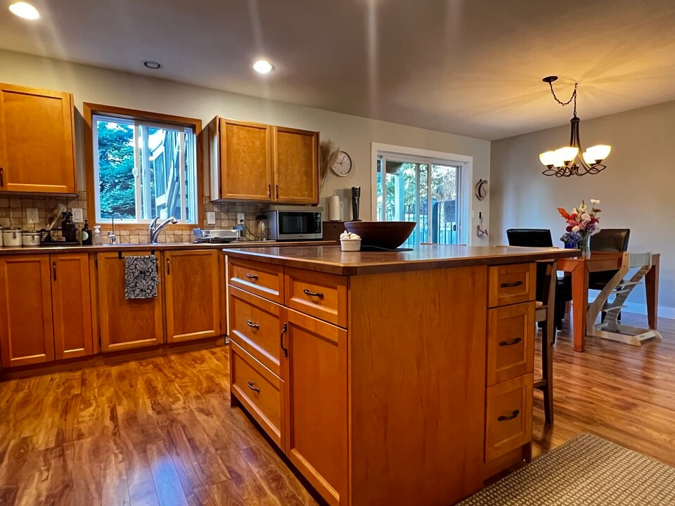 1601 Dalmatian Dr in Parksville, BC - Building Photo