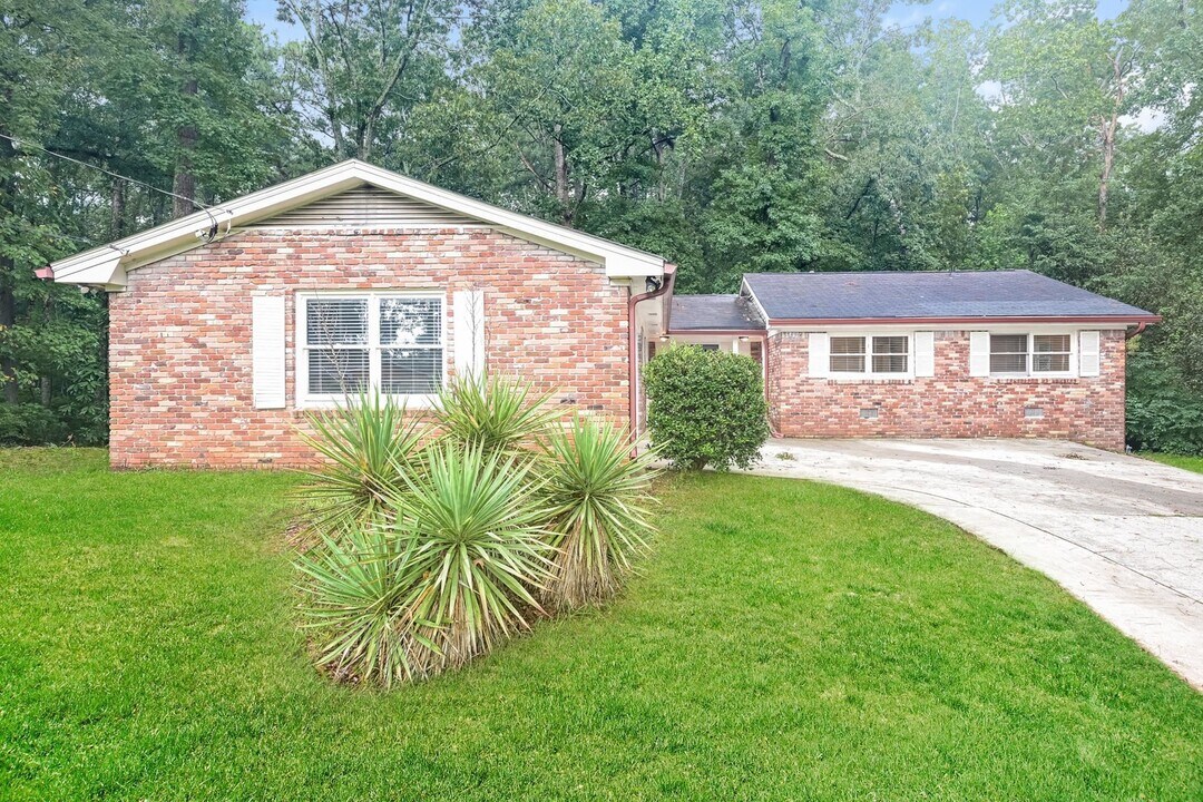 3723 Eagle Woods Cir in Stonecrest, GA - Building Photo