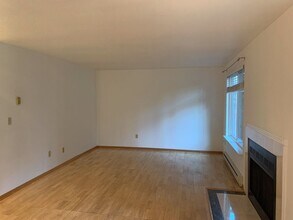 10129 NE 115th Ln in Kirkland, WA - Building Photo - Building Photo