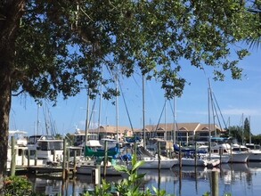 1590 Islamorada Blvd in Punta Gorda, FL - Foto de edificio - Building Photo