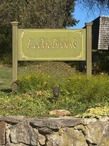 90 Ledgebrook Dr in Norwalk, CT - Building Photo