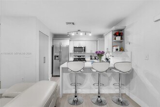 10718 NW 87th Ct in Hialeah, FL - Building Photo - Building Photo