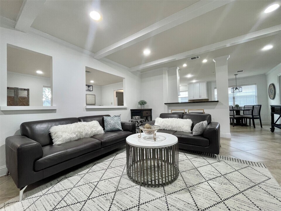 6210 Queensloch Dr in Houston, TX - Foto de edificio