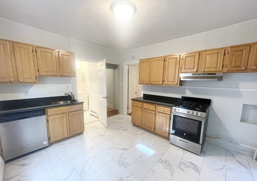 22 Howell St in Boston, MA - Building Photo