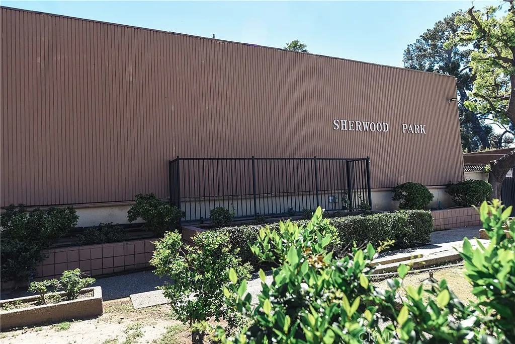 15542 Sherman Way in Van Nuys, CA - Building Photo