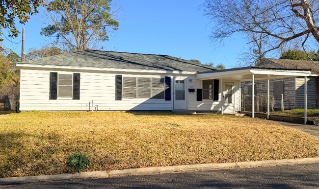 909 Lake Ct Dr in Deridder, LA - Foto de edificio - Building Photo