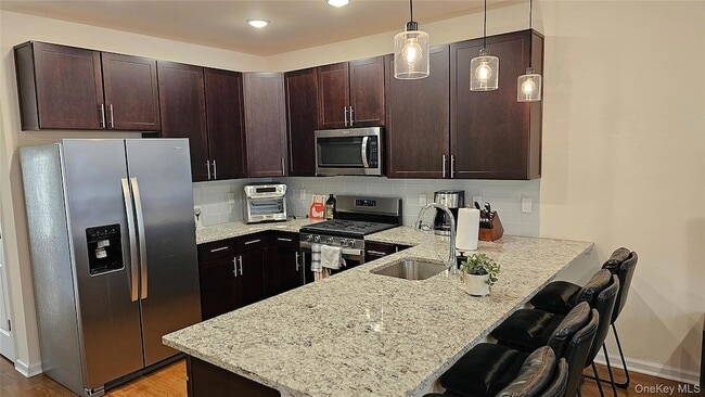 260 W Main St, Unit 11 in Goshen, NY - Foto de edificio - Building Photo